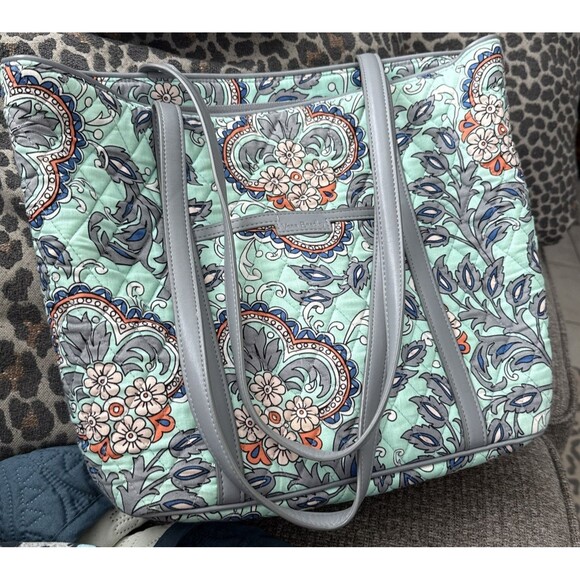 Vera Bradley Handbags - Vera Bradley Authentic Fan Flowers Quilted Zipper Mandy Tote Bag Zipper Purse